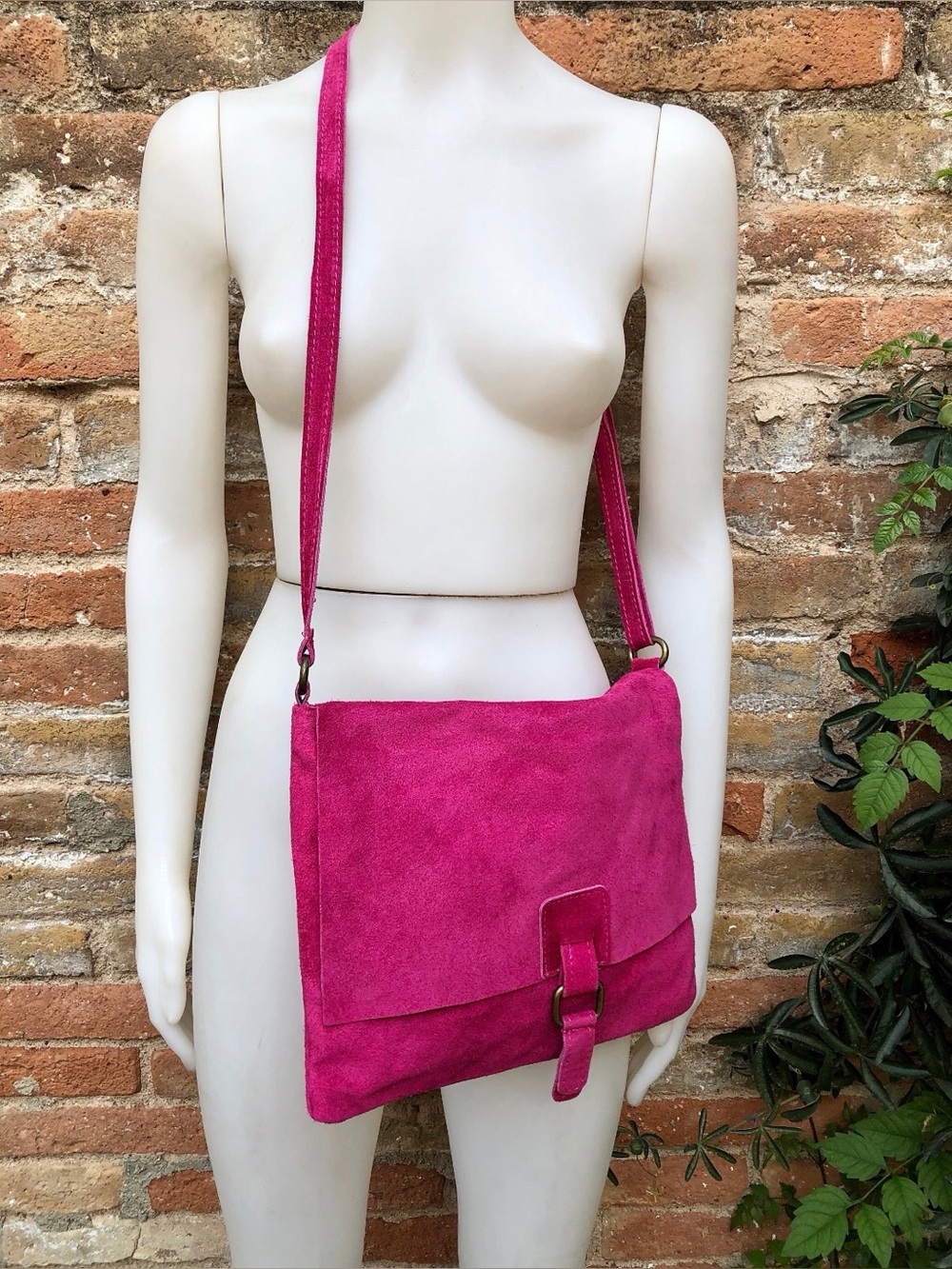 Italian suede Vibrant, gorgeous suede handbag.
Crossbody/Shoulder Bag - Picture 2 of 7